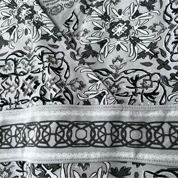 Life is Good Women's Floral V-Neck Top in Gray size 6 - Picture 6 of 12